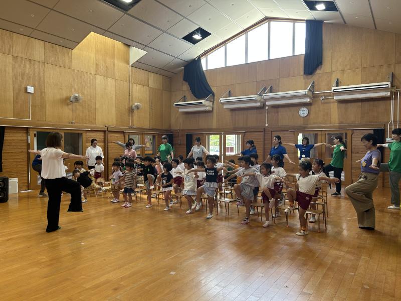まずは準備体操から始まりました。すてきな歌声につながる姿勢も教えていただきました。